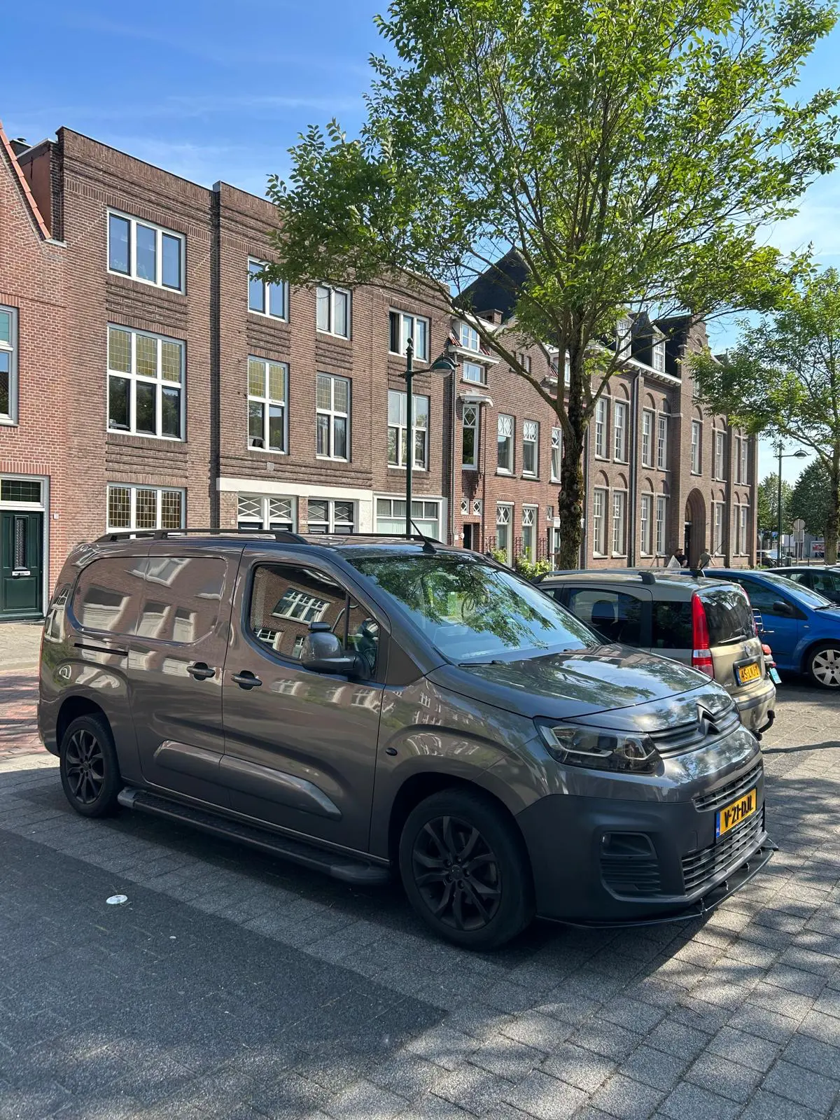 De bedrijfsbus van Weterings Helpt in Breda